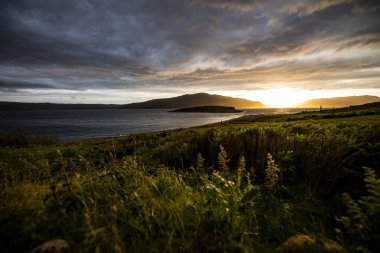 İskoçya 'nın güzel manzarası. Güzel bir akşam güneşi batıyor gökyüzü..