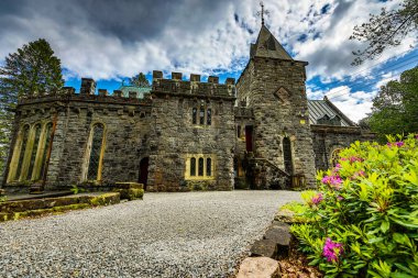 İskoçya, Birleşik Krallık - 30 Mayıs 2019: Eski İskoç ortaçağ binaları ve geleneksel doğanın güzel manzarası.