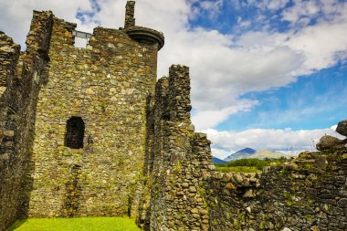 İskoçya, Birleşik Krallık - 30 Mayıs 2019: Eski İskoç ortaçağ binaları ve geleneksel doğanın güzel manzarası.
