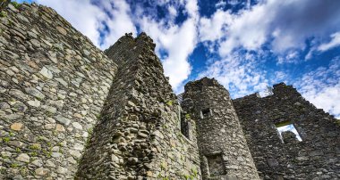 İskoçya, Birleşik Krallık - 30 Mayıs 2019: Eski İskoç ortaçağ binaları ve geleneksel doğanın güzel manzarası.