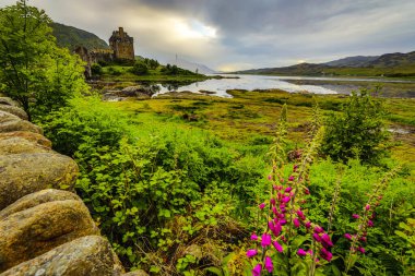 İskoçya, Birleşik Krallık - 30 Mayıs 2019: Eski İskoç ortaçağ binaları ve geleneksel doğanın güzel manzarası.