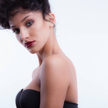 Stüdyoda poz veren güzel bir kız..