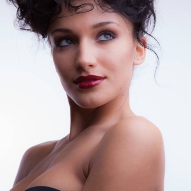 Stüdyoda poz veren güzel bir kız..