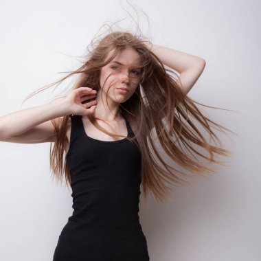 Stüdyoda poz veren güzel bir kız..