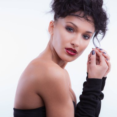 Stüdyoda poz veren güzel bir kız..