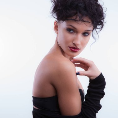 Stüdyoda poz veren güzel bir kız..