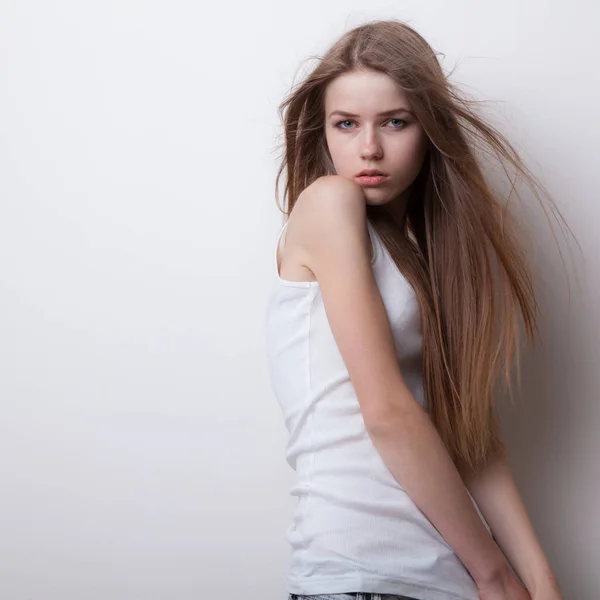 Young beautiful stylish girl posing in studio. — Stock Photo, Image