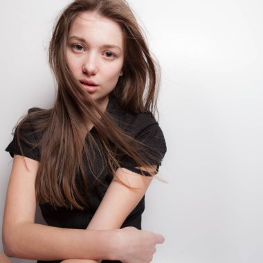 Stüdyoda poz veren güzel bir kız..