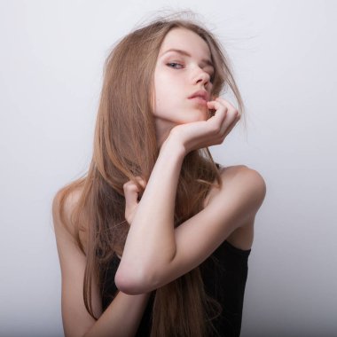 Stüdyoda poz veren güzel bir kız..