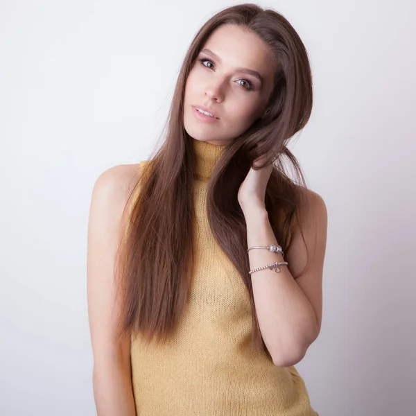 Young beautiful stylish girl posing in studio. — Stock Photo, Image