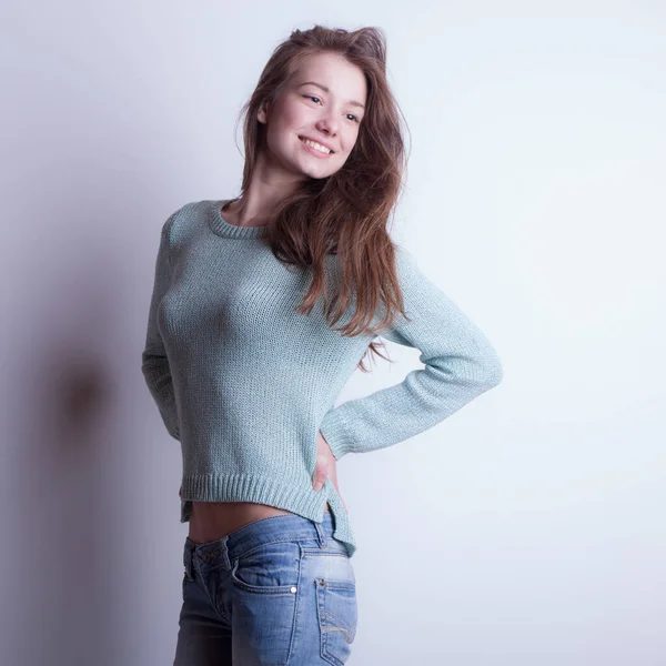 Jovem bela menina elegante posando em estúdio . — Fotografia de Stock