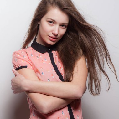 Stüdyoda poz veren güzel bir kız..