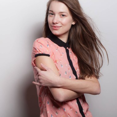 Stüdyoda poz veren güzel bir kız..