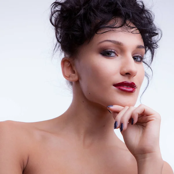 Jovem bela menina elegante posando em estúdio . — Fotografia de Stock