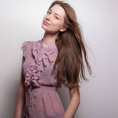 Stüdyoda poz veren güzel bir kız..