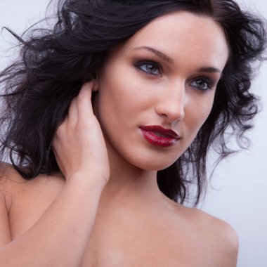 Stüdyoda poz veren güzel bir kız..