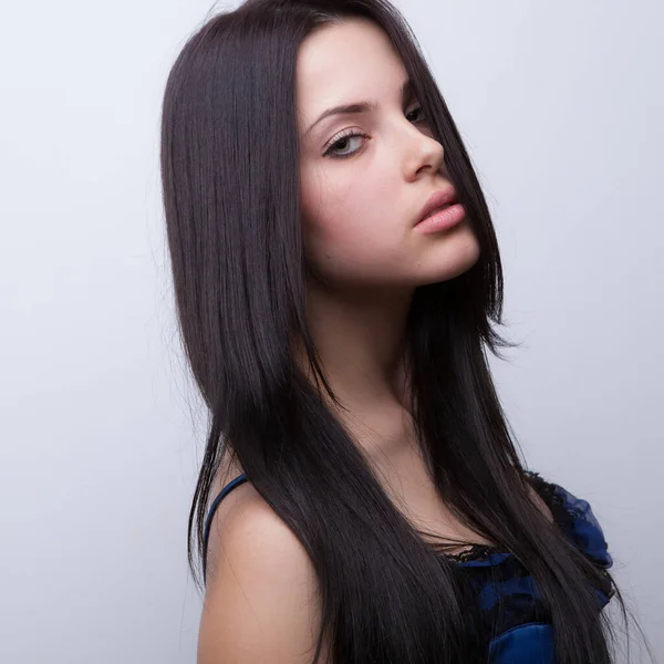 Jovem bela menina elegante posando em estúdio . — Fotografia de Stock