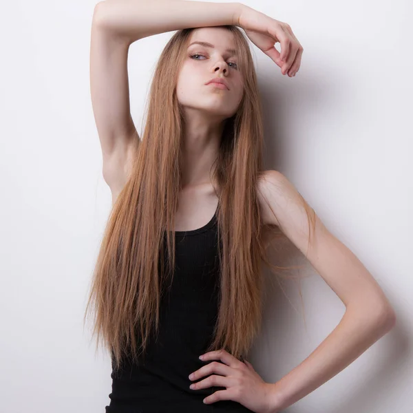 Young beautiful stylish girl posing in studio. — Stock Photo, Image