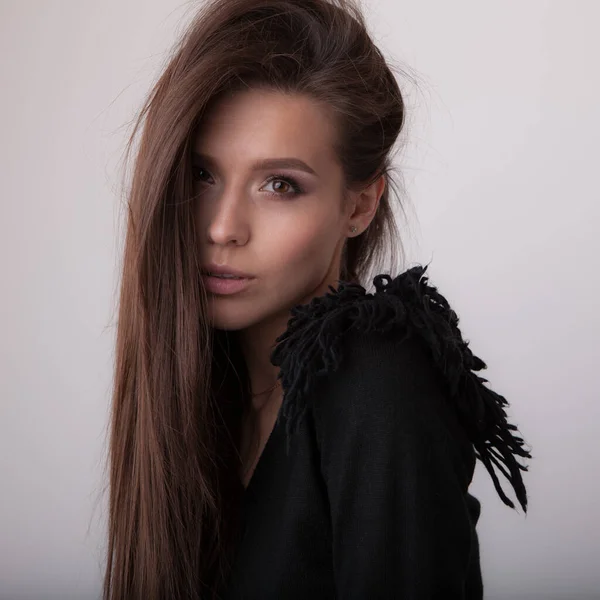 Young beautiful stylish girl posing in studio. — Stock Photo, Image