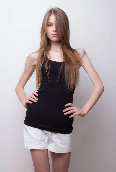 Joven hermosa chica elegante posando en el estudio . — Foto de Stock