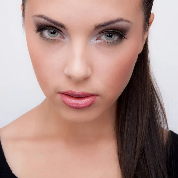 Young beautiful stylish girl posing in studio. — Stock Photo, Image