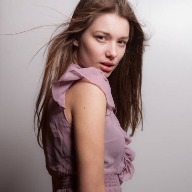 Stüdyoda poz veren güzel bir kız..