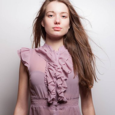 Stüdyoda poz veren güzel bir kız..