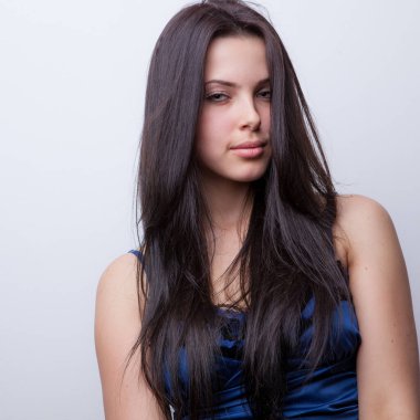 Stüdyoda poz veren güzel bir kız..