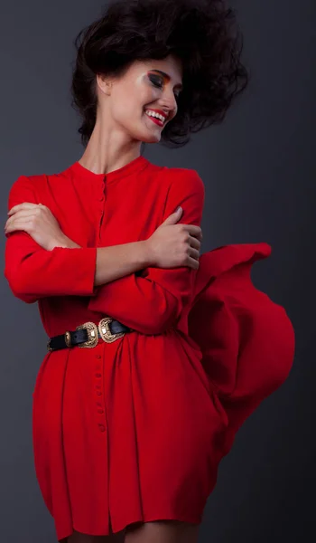 Jovem bela menina elegante posando em estúdio . — Fotografia de Stock