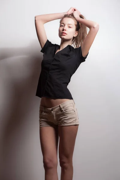 Joven hermosa chica elegante posando en el estudio . — Foto de Stock