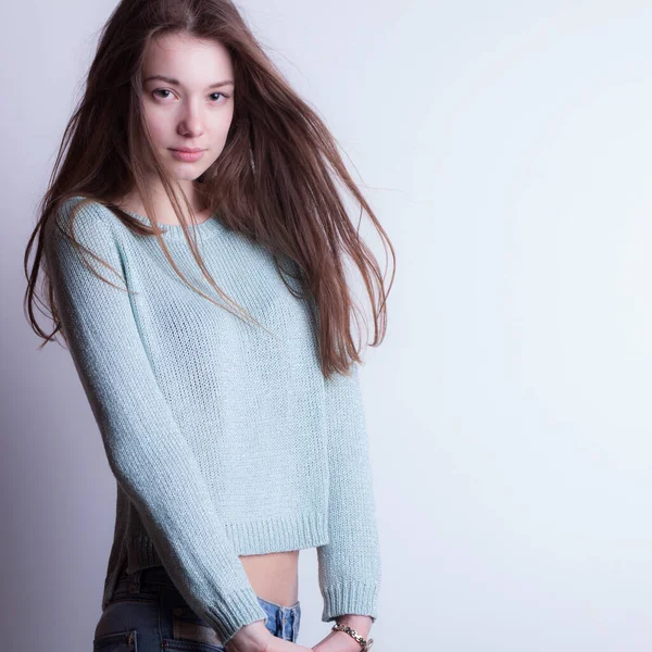 Young beautiful stylish girl posing in studio. — Stock Photo, Image