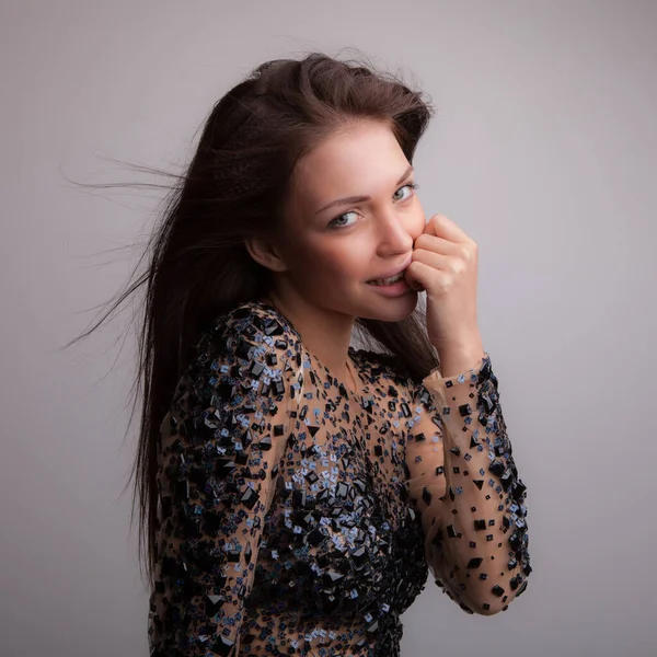 Jovem bela menina elegante posando em estúdio . — Fotografia de Stock