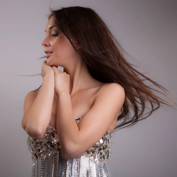 Jovem bela menina elegante posando em estúdio . — Fotografia de Stock