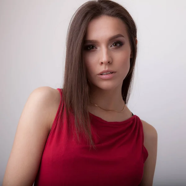 Jovem bela menina elegante posando em estúdio . — Fotografia de Stock