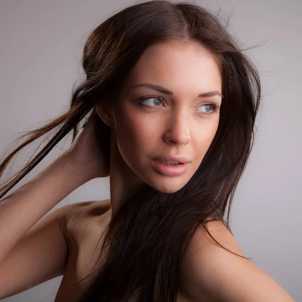 Young beautiful stylish girl posing in studio. — Stock Photo, Image