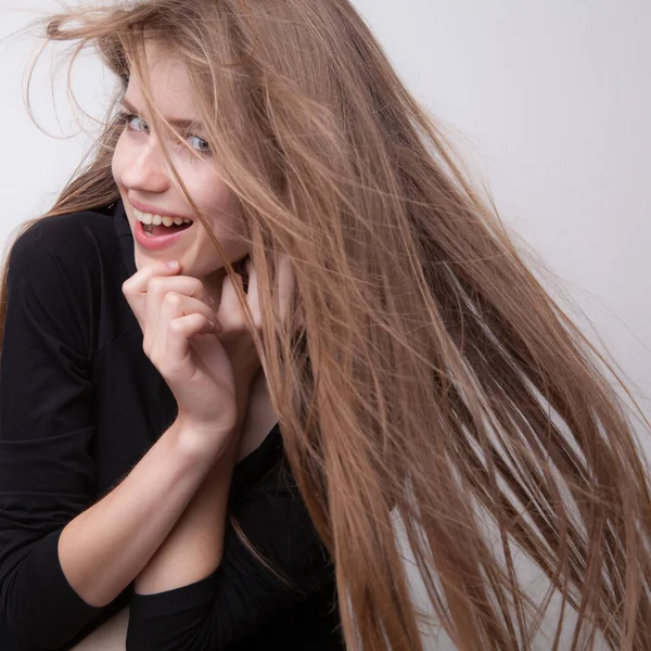 Junge schöne stilvolle Mädchen posieren im Studio. — Stockfoto