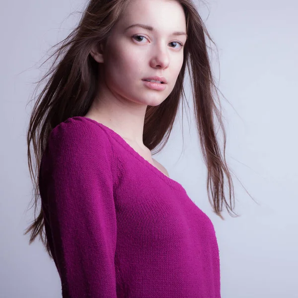 Jovem bela menina elegante posando em estúdio . — Fotografia de Stock