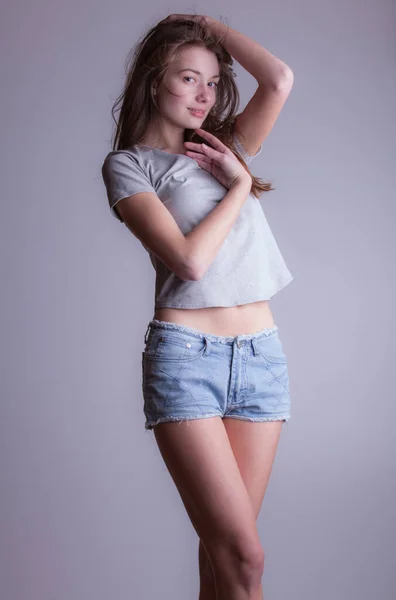 Fiatal gyönyörű, elegáns lány pózol a stúdióban. — Stock Fotó