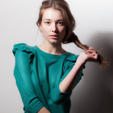 Stüdyoda poz veren güzel bir kız..