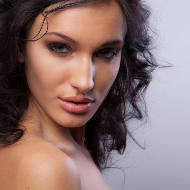 Stüdyoda poz veren güzel bir kız..