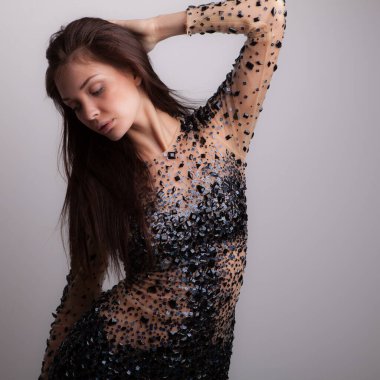 Stüdyoda poz veren güzel bir kız..