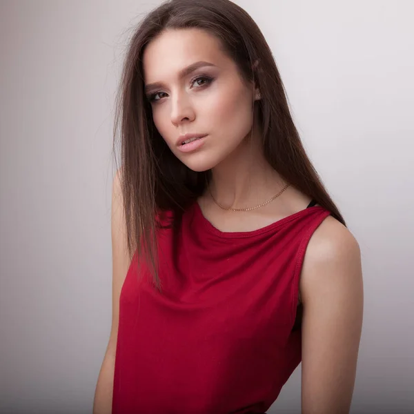 Jovem bela menina elegante posando em estúdio . — Fotografia de Stock