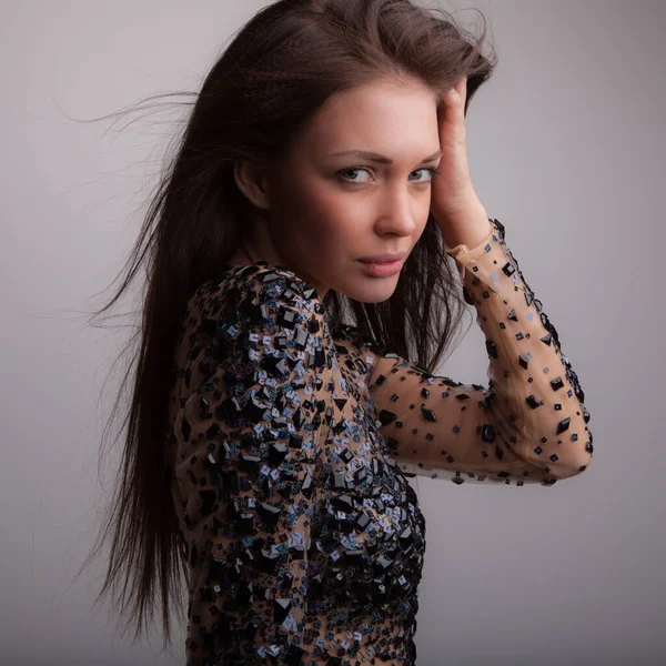 Jovem bela menina elegante posando em estúdio . — Fotografia de Stock