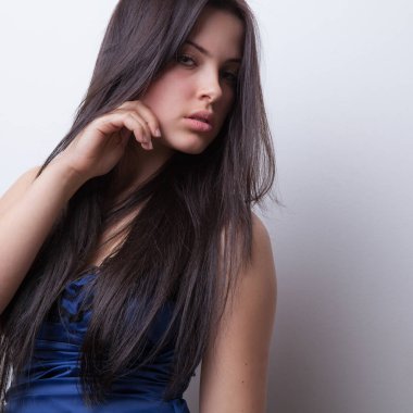 Stüdyoda poz veren güzel bir kız..