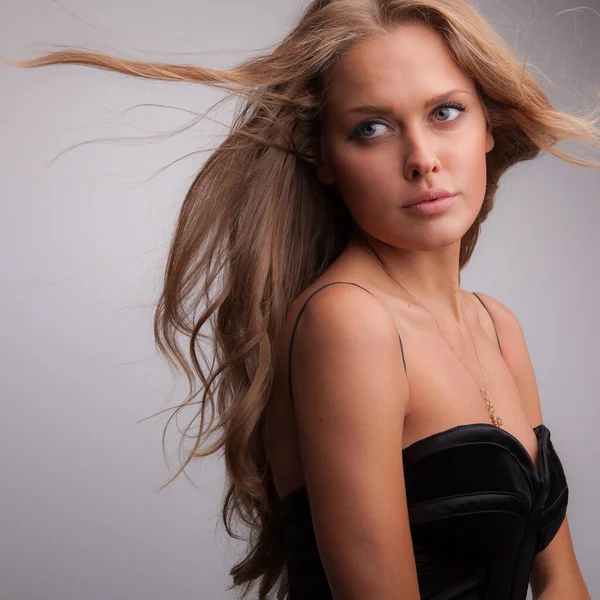 Young beautiful stylish girl posing in studio. — Stock Photo, Image