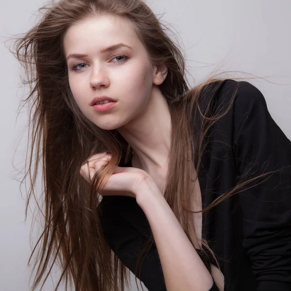 Young beautiful stylish girl posing in studio. — Stock Photo, Image