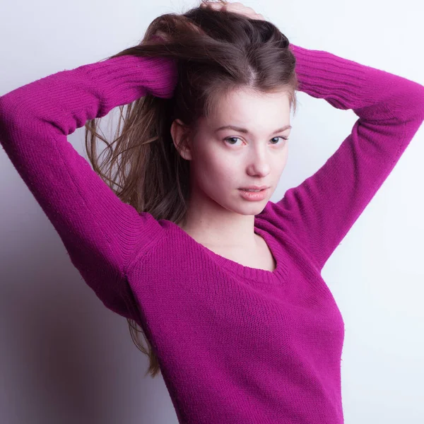 Jovem bela menina elegante posando em estúdio . — Fotografia de Stock