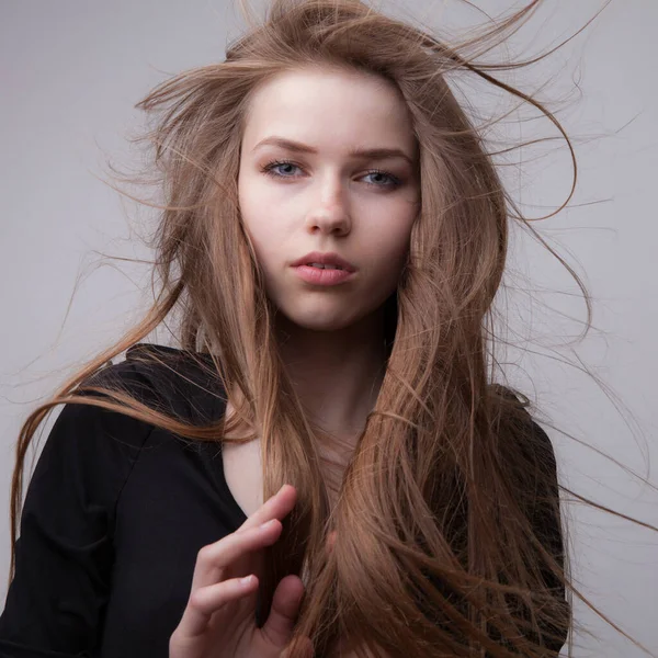 Young beautiful stylish girl posing in studio. — Stock Photo, Image