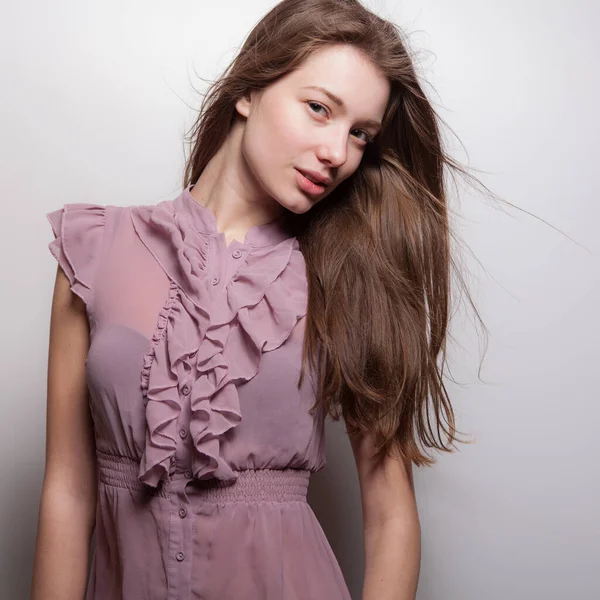 Stüdyoda poz veren güzel bir kız..