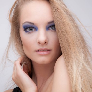 Stüdyoda poz veren güzel bir kız..